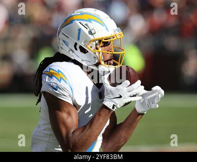 Cleveland, Usa. November 2024. Los Angeles Chargers Quentin Johnson (1) macht am Sonntag, den 3. November 2024, einen Touchdown gegen die Cleveland Browns in der ersten Halbzeit im Huntington Bank Field in Cleveland, Ohio. Foto: Aaron Josefczyk/UPI Credit: UPI/Alamy Live News Stockfoto