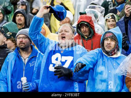 Green Bay, Usa. November 2024. Die Fans der Detroit Lions jubeln, als das Team das Feld vor dem Spiel der Detroit Lions und der Green Bay Packers im Lambeau Field in Green Bay, Wisconsin am Sonntag, den 3. November 2024 erobert. Foto: Tannen Maury/UPI Credit: UPI/Alamy Live News Stockfoto
