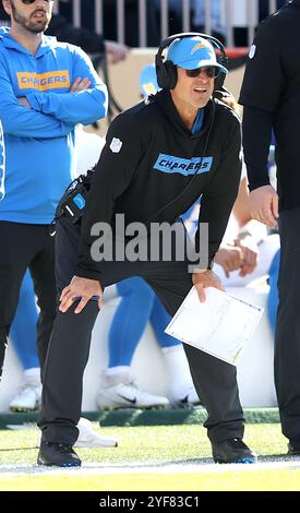 Cleveland, Usa. November 2024. Jim Harbaugh, Head Coach der Los Angeles Chargers, blickt am Sonntag, den 3. November 2024, in der zweiten Halbzeit gegen die Cleveland Browns im Huntington Bank Field in Cleveland, Ohio, vor. Foto: Aaron Josefczyk/UPI Credit: UPI/Alamy Live News Stockfoto