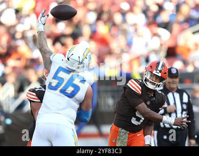 Cleveland, Usa. November 2024. Cleveland Browns Jameis Winston (5) hat seinen Pass von Los Angeles Chargers Morgan Fox (56) in der zweiten Halbzeit auf dem Huntington Bank Field in Cleveland, Ohio, am Sonntag, den 3. November 2024, abgelenkt. Foto: Aaron Josefczyk/UPI Credit: UPI/Alamy Live News Stockfoto