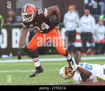 Cleveland, Usa. November 2024. Cleveland Browns Nick Chubb (24) rutscht am Sonntag, den 3. November 2024, aus dem Tackle von Los Angeles Chargers Denzel Perryman (6) in der zweiten Halbzeit im Huntington Bank Field in Cleveland, Ohio. Foto: Aaron Josefczyk/UPI Credit: UPI/Alamy Live News Stockfoto