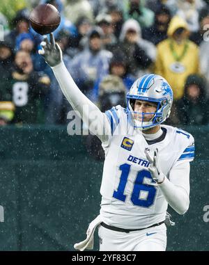 Green Bay, Usa. November 2024. Detroit Lions Quarterback Jared Goff wirft einen Pass während des NFL-Spiels zwischen den Detroit Lions und den Green Bay Packers im Lambeau Field in Green Bay, Wisconsin am Sonntag, den 3. November 2024. Foto: Tannen Maury/UPI Credit: UPI/Alamy Live News Stockfoto