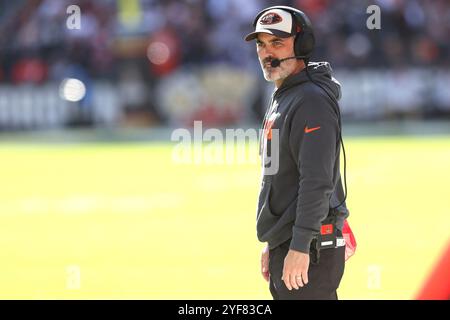 Cleveland, Usa. November 2024. Kevin Stefanski, Cheftrainer von Cleveland Browns, blickt in der zweiten Halbzeit gegen die Los Angeles Chargers im Huntington Bank Field in Cleveland, Ohio am Sonntag, den 3. November 2024, von der Seitenlinie aus weiter. Foto: Aaron Josefczyk/UPI Credit: UPI/Alamy Live News Stockfoto