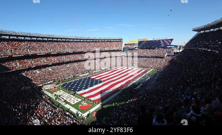 Cleveland, Usa. November 2024. Eine große Flagge bedeckt das Feld am Huntington Bank Field, bevor die Cleveland Browns am Sonntag, den 3. November 2024, gegen die Los Angeles Chargers in Cleveland, Ohio, eintraten. Foto: Aaron Josefczyk/UPI Credit: UPI/Alamy Live News Stockfoto