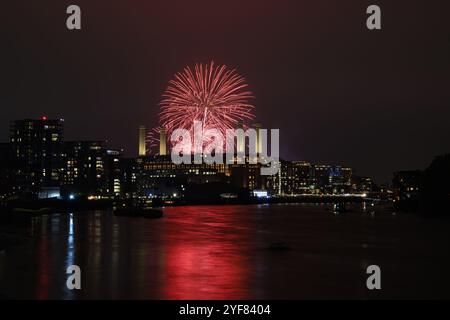 London, Großbritannien, 3. November 2024, sein Guy Fawkes Wochenende und dies ist der zweite Tag des Feuerwerks vom Battersea Park mit vielen 1000ern von Menschen beobachten. Diese Fotos wurden von der Vauxhall Bridge aufgenommen, wo man das Battersea Power Station betrachtete. Andrew Lalchan Photography/Alamy Live News Stockfoto