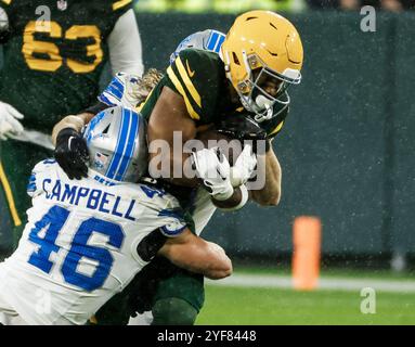 Green Bay, Usa. November 2024. Green Bay Packers Running Back Chris Brooks (R) wird von Detroit Lions Linebacker Jack Campbell (L) während des NFL-Spiels zwischen den Detroit Lions und den Green Bay Packers im Lambeau Field in Green Bay, Wisconsin, am Sonntag, den 3. November 2024 angegriffen. Foto: Tannen Maury/UPI Credit: UPI/Alamy Live News Stockfoto