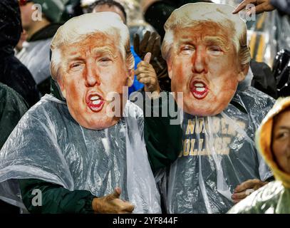Green Bay, Usa. November 2024. Zwei Fans tragen Donald Trump Masken während des NFL-Spiels zwischen den Detroit Lions und den Green Bay Packers im Lambeau Field in Green Bay, Wisconsin am Sonntag, den 3. November 2024. Foto: Tannen Maury/UPI Credit: UPI/Alamy Live News Stockfoto
