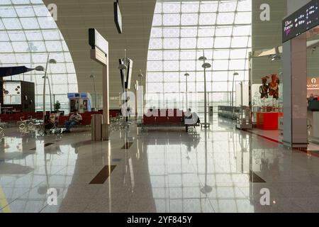 DUBAI, VAE - 17. JANUAR 2017: Innenaufnahme des internationalen Flughafens Dubai. Stockfoto