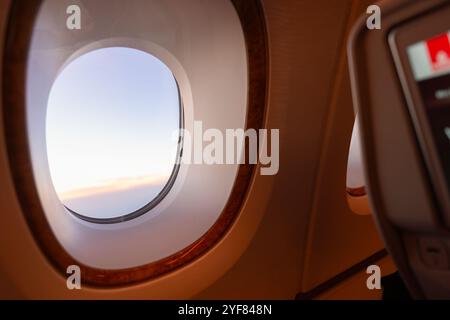 DUBAI, VAE - 17. JANUAR 2017: Blick von einem Emirates Airbus A380 Economy Class. Stockfoto