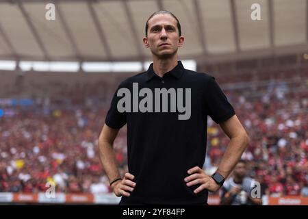 Rio de Janeiro, Rio de Janeiro, BRA. November 2024. RIO DE JANEIRO, BRASILIEN – 03. NOVEMBER: FILIPE LUIS, Cheftrainer von Flamengo, sieht sich vor dem Spiel zwischen Flamengo und Atletico Mineiro als Teil des Copa do Brasil Finales 2024 im Maracana Stadium am 3. November 2024 in Rio de Janeiro, Brasilien, an. (Kreditbild: © Ruano Carneiro/ZUMA Press Wire) NUR REDAKTIONELLE VERWENDUNG! Nicht für kommerzielle ZWECKE! Stockfoto