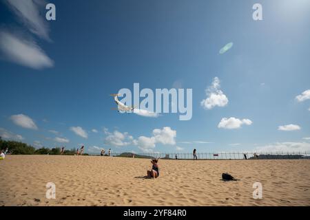 PHUKET, THAILAND - 23. JANUAR 2020: Ein Flugzeug landet am Flughafen Phuket. Stockfoto