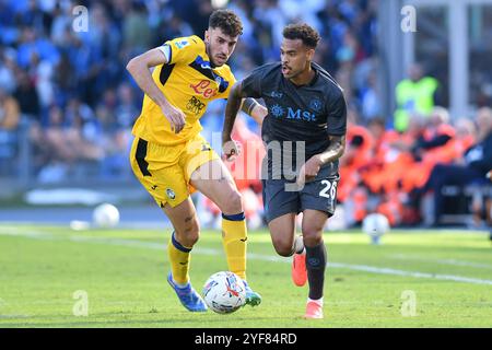 Neapel, Latium. November 2024. Matteo Ruggeri von Atalanta, Cyril Ngonge vom SSC Neapel während des Spiels der Serie A zwischen Napoli und Atalanta im Maradona-Stadion in Neapel, Italien, am 3. November 2024. Quelle: massimo insabato/Alamy Live News Stockfoto