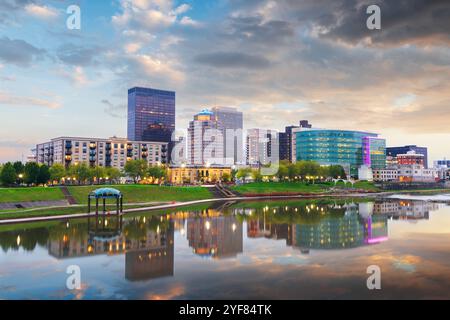 Dayton, Ohio, USA, Stadtbild am Miami River in der Abenddämmerung. Stockfoto