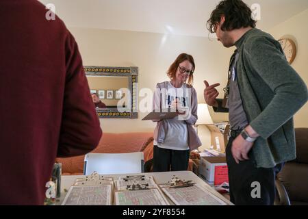 Mesa, USA. November 2024. Jessica Gronberg gibt einem Freiwilligen Anweisungen, er geht von Tür zu Tür, um die Wahl für das Harris-Walz-Ticket am 3. November 2024 in East Mesa, Arizona, zu vertreiben. Es wird erwartet, dass die Swing-staaten in einem engen Präsidentschaftswettlauf zwischen Kamala Harris und dem ehemaligen Präsidenten Donald Trump kritisch sein werden. (Foto: Alexandra Buxbaum/SIPA USA) Credit: SIPA USA/Alamy Live News Stockfoto