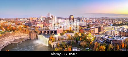 Rochester, New York, USA, Stadtbild am Genesee River und High Falls in der Dämmerung. Stockfoto