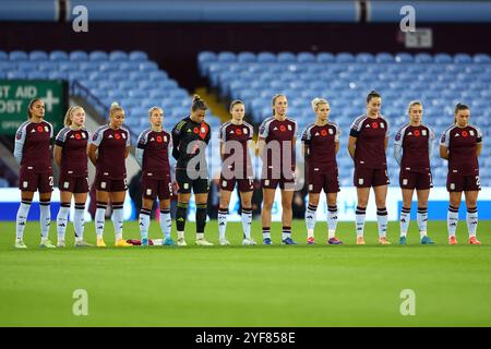 Birmingham, Großbritannien. November 2024. Die Spieler von Aston Villa legen eine Schweigeminute vor dem Remembrance Sunday vor dem FA Women's Super League Spiel im Villa Park, Birmingham, ein. Der Bildnachweis sollte lauten: Annabel Lee-Ellis/Sportimage Credit: Sportimage Ltd/Alamy Live News Stockfoto