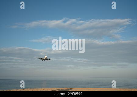 PHUKET, THAILAND - 23. JANUAR 2020: Ein Emirates Boeing 777-300ER landet am Flughafen Phuket. Stockfoto