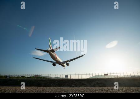 PHUKET, THAILAND - 23. JANUAR 2020: Ein Emirates Boeing 777-300ER landet am Flughafen Phuket. Stockfoto