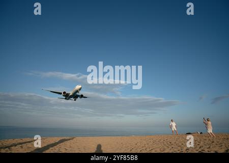 PHUKET, THAILAND - 23. JANUAR 2020: Ein Emirates Boeing 777-300ER landet am Flughafen Phuket. Stockfoto