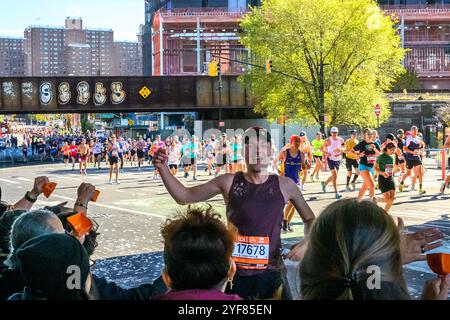 New York, USA. November 2024. Maurizio Dudlitz aus Deutschland winkt wieder zu jubelnden Zuschauern zurück, als über 50.000 Läufer aus aller Welt beim NYRR TCS New York City Marathon 2024 antreten. Quelle: Enrique Shore/Alamy Live News Stockfoto