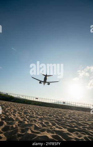 PHUKET, THAILAND - 23. JANUAR 2020: Ein GoAir Airbus A320neo landet am Flughafen Phuket. Stockfoto