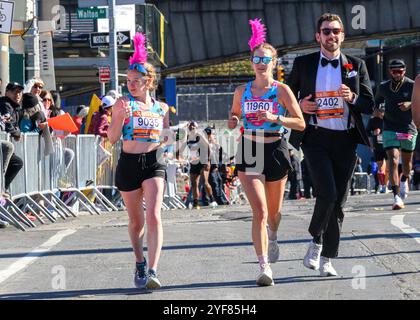 New York, USA. November 2024. (L-R): Regan Lear aus den USA, Erin Sucharda aus Kanada und David McGregor aus Australien nehmen am NYC Marathon Teil. Mehr als 50.000 Läufer aus aller Welt nahmen am NYRR TCS New York City Marathon 2024 Teil. Quelle: Enrique Shore/Alamy Live News Stockfoto