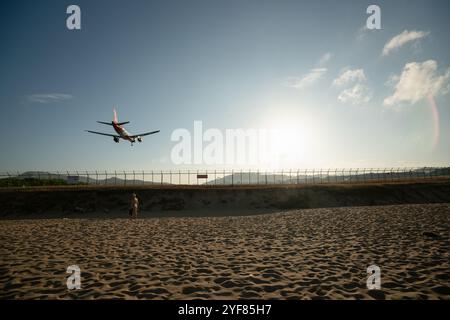 PHUKET, THAILAND - 23. JANUAR 2020: Ein AirAsia Airbus A320-200 landet am Flughafen Phuket. Stockfoto