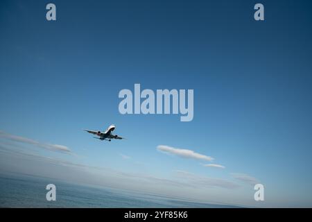 PHUKET, THAILAND - 23. JANUAR 2020: Eine Azur Air Boeing 757-200 landet am Flughafen Phuket. Stockfoto