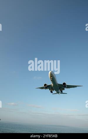 PHUKET, THAILAND - 23. JANUAR 2020: Eine Boeing 777 landet am Flughafen Phuket. Stockfoto