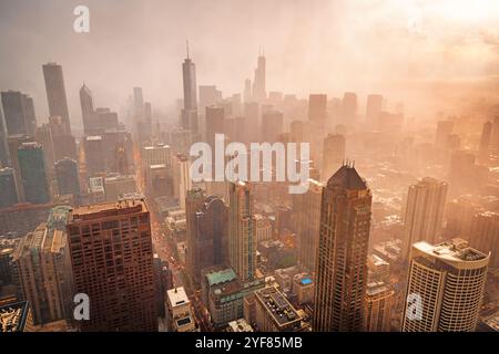 Chicago, Illinois, USA Innenstadt mit Nebel. Stockfoto