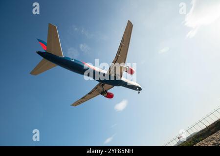 PHUKET, THAILAND - 23. JANUAR 2020: Eine Azur Air Boeing 757-200 landet am Flughafen Phuket. Stockfoto