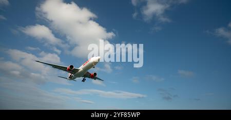 PHUKET, THAILAND - 23. JANUAR 2020: Ein Thai Lion Air Airbus A330-900 landet am Flughafen Phuket. Stockfoto