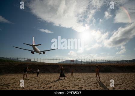 PHUKET, THAILAND - 23. JANUAR 2020: Ein Thai Lion Air Airbus A330-900 landet am Flughafen Phuket. Stockfoto