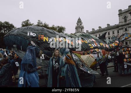 London, Großbritannien. November 2024. Unterstützer von River Action UK kommen zusammen, um Initiativen für sauberes Wasser zu unterstützen und fordern einen besseren Schutz und die Wiederherstellung von Flüssen im ganzen Vereinigten Königreich. Die Demonstration hebt die Bedenken hinsichtlich der Verschmutzung hervor und plädiert für strengere Vorschriften, um zu verhindern, dass Abwässer, landwirtschaftliche und industrielle Abflüsse die Wasserstraßen kontaminieren. Die Teilnehmer, darunter Umweltaktivisten und Gemeindegruppen, drängen auf Maßnahmen der Regierung zum Schutz der öffentlichen Gesundheit und der Ökosysteme. (Foto: Joao Daniel Pereira/SIPA USA) Credit: SIPA USA/Alamy Live News Stockfoto