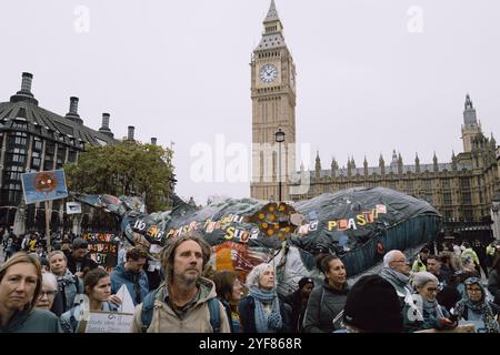 London, Großbritannien. November 2024. Unterstützer von River Action UK kommen zusammen, um Initiativen für sauberes Wasser zu unterstützen und fordern einen besseren Schutz und die Wiederherstellung von Flüssen im ganzen Vereinigten Königreich. Die Demonstration hebt die Bedenken hinsichtlich der Verschmutzung hervor und plädiert für strengere Vorschriften, um zu verhindern, dass Abwässer, landwirtschaftliche und industrielle Abflüsse die Wasserstraßen kontaminieren. Die Teilnehmer, darunter Umweltaktivisten und Gemeindegruppen, drängen auf Maßnahmen der Regierung zum Schutz der öffentlichen Gesundheit und der Ökosysteme. (Foto: Joao Daniel Pereira/SIPA USA) Credit: SIPA USA/Alamy Live News Stockfoto