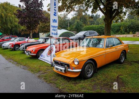 Oldtimer-Show in Warrington - Regentag - V8 MGBGT steht an der Spitze einer Reihe von MG-Autos Stockfoto