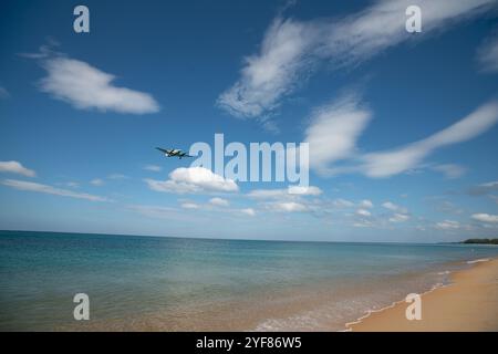 PHUKET, THAILAND - 23. JANUAR 2020: Ein Flugzeug landet am Flughafen Phuket. Stockfoto