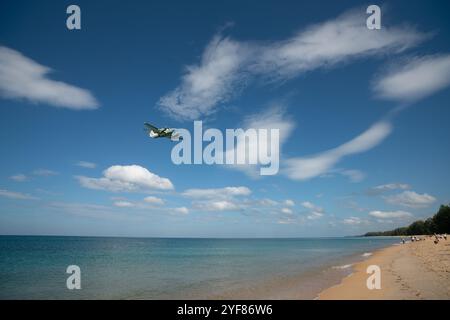 PHUKET, THAILAND - 23. JANUAR 2020: Ein Flugzeug landet am Flughafen Phuket. Stockfoto