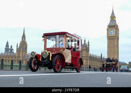 London, Großbritannien. November 2024. Der jährlich stattfindende RM Sotherby's London to Brighton Veteran Car Run begann im Hyde Park, wo er die angenehme Umgebung der Mall und der Houses of Parliament entlang der 60 km langen Route zur Südküste bestaunen konnte. Das längste Autorennen der Welt findet jetzt sein 128. Jahr statt und feiert gleichzeitig das 120. Jubiläum des Ladies' Automobile Club. Die Teilnehmer müssen Fahrzeuge fahren, die vor 1905 gebaut wurden. Quelle: Eleventh Photography/Alamy Live News Stockfoto