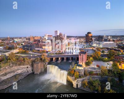 Rochester, New York, USA, Stadtbild am Genesee River und High Falls in der Dämmerung. Stockfoto