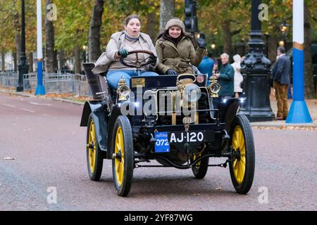 London, Großbritannien. November 2024. Der jährlich stattfindende RM Sotherby's London to Brighton Veteran Car Run begann im Hyde Park, wo er die angenehme Umgebung der Mall und der Houses of Parliament entlang der 60 km langen Route zur Südküste bestaunen konnte. Das längste Autorennen der Welt findet jetzt sein 128. Jahr statt und feiert gleichzeitig das 120. Jubiläum des Ladies' Automobile Club. Die Teilnehmer müssen Fahrzeuge fahren, die vor 1905 gebaut wurden. Quelle: Eleventh Photography/Alamy Live News Stockfoto