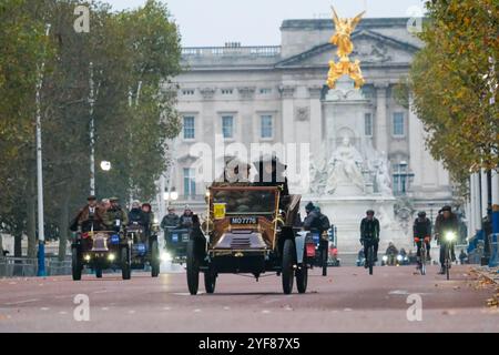 London, Großbritannien. November 2024. Der jährlich stattfindende RM Sotherby's London to Brighton Veteran Car Run begann im Hyde Park, wo er die angenehme Umgebung der Mall und der Houses of Parliament entlang der 60 km langen Route zur Südküste bestaunen konnte. Das längste Autorennen der Welt findet jetzt sein 128. Jahr statt und feiert gleichzeitig das 120. Jubiläum des Ladies' Automobile Club. Die Teilnehmer müssen Fahrzeuge fahren, die vor 1905 gebaut wurden. Quelle: Eleventh Photography/Alamy Live News Stockfoto