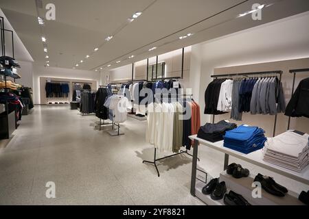 BANGKOK, THAILAND - 24. JANUAR 2020: Verschiedene Kleidungsstücke zum Verkauf im Zara Store in Bangkok. Stockfoto