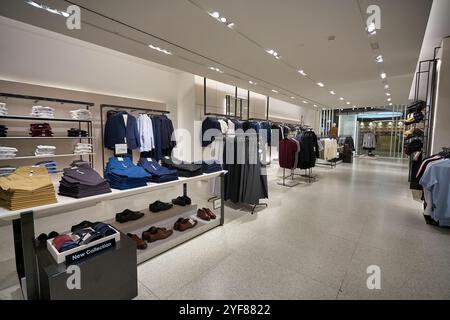 BANGKOK, THAILAND - 24. JANUAR 2020: Verschiedene Kleidungsstücke zum Verkauf im Zara Store in Bangkok. Stockfoto