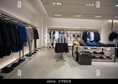 BANGKOK, THAILAND - 24. JANUAR 2020: Verschiedene Kleidungsstücke zum Verkauf im Zara Store in Bangkok. Stockfoto