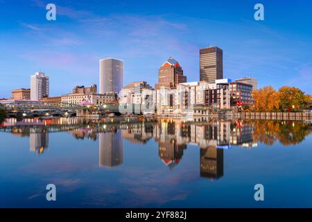 Rochester, New York, USA am Genesee River zur blauen Stunde. Stockfoto