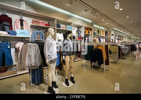 BANGKOK, THAILAND - 24. JANUAR 2020: Innenaufnahme des H- und M-Stores in Bangkok. Stockfoto