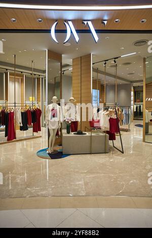 BANGKOK, THAILAND - 24. JANUAR 2020: Verschiedene Bekleidung zum Verkauf im OVV-Geschäft in Bangkok. Stockfoto