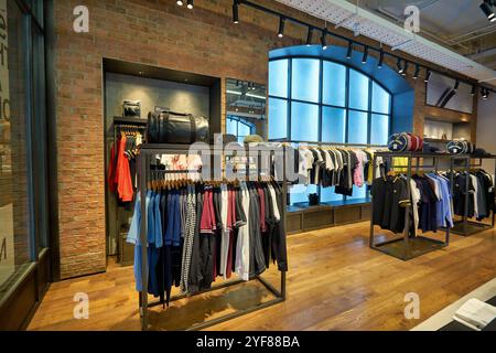 BANGKOK, THAILAND - 24. JANUAR 2020: Innenaufnahme des Fred Perry Store in Bangkok. Stockfoto