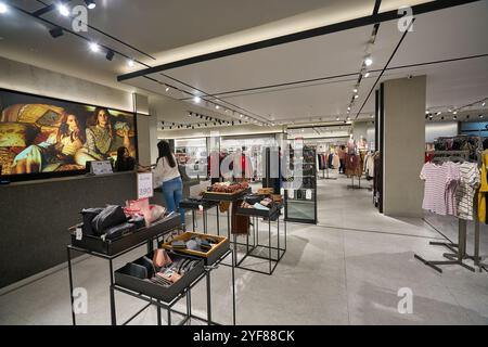 BANGKOK, THAILAND - 24. JANUAR 2020: Kasse im Mango Store in Bangkok. Stockfoto